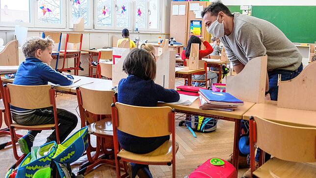 Notbetreuung an der Waldeck-Schule in Singen: Statt 400 sind momentan nur 42 Kinder vor Ort. Unterrichtet werden sie von Georg Zehender.