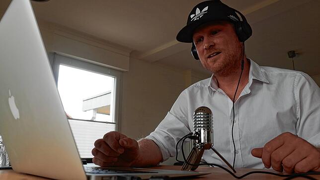 Christian Wallner vom Gymnasium am Romäusring in Villingen bereitet seine Schüler per Podcast auf das Abitur vor.