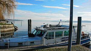 Symbolbild: Beamte der Wasserschutzpolizei Überlingen und weitere Einsatzkräfte retteten am Samstag die Besatzungen einer Segeljolle und ...