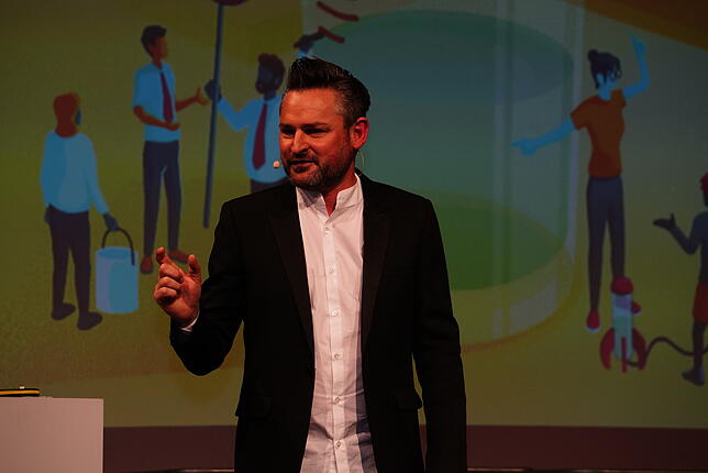 Frederik Pferdt, Chief Innovation Evangelist des Internetgiganten Google, zieht das Publikum mit einer optimistischen Ansprache und ...