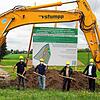 Beim Spatenstich für die Erweiterung des Interkommunalen Gewerbegebiets Egelsee (von links): Harald Brütsch (Firma Stumpp), Ideal Dinaj ...