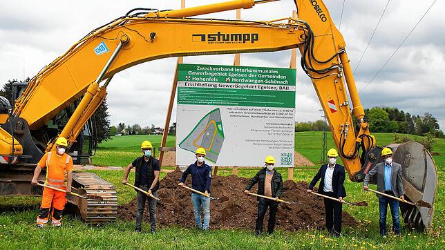 Beim Spatenstich für die Erweiterung des Interkommunalen Gewerbegebiets Egelsee (von links): Harald Brütsch (Firma Stumpp), Ideal Dinaj ...