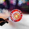 Bei einem Autokorso – hier ein Symbolbild – sieht die Stadt Tuttlingen klare Grenzen. Das hat für drei Fußballfans bittere Konsequenzen.