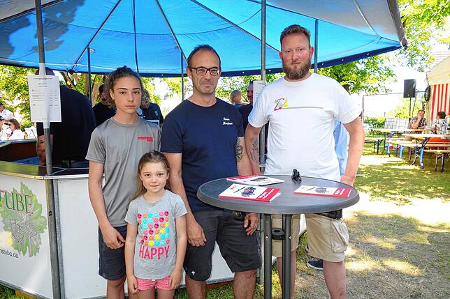 Kommandant Markus Fischer (Mitte), hier mit seinen Kindern Hannah und Emil, sowie Abteilungskommandant Benjamin Bach gaben Einblicke in ...
