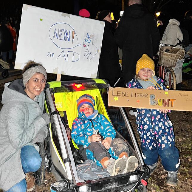Sophia Fahrner-Rist und die Kinder Frederik (2) und Greta (3) lassen das Neinhorn zu Wort kommen.