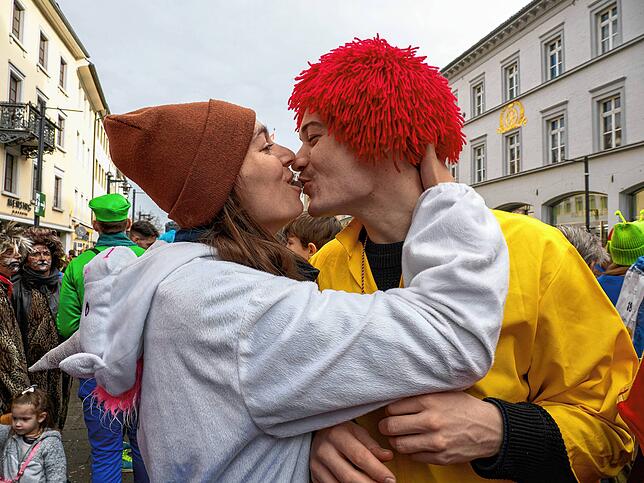 Viel geboten auf und vor der Bühne: Eindruck von der Straßenfasnacht unter dem Motto „Ho Narro auf der Gass“, gemeinsam ...