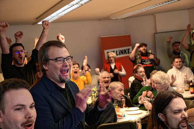 Dennis Jannack, Direktkandidat im Wahlkreis 69 – Magdeburg, jubelt auf der Wahlparty der Linken über das gute Ergebnis der Partei.