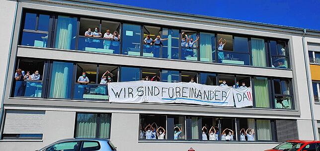 Die Mitarbeiter des Pflegeheim Haus am Vitibuck in Tiengen machen mit Transparenten deutlich, dass sie für Bewohner und deren Angehörige ...
