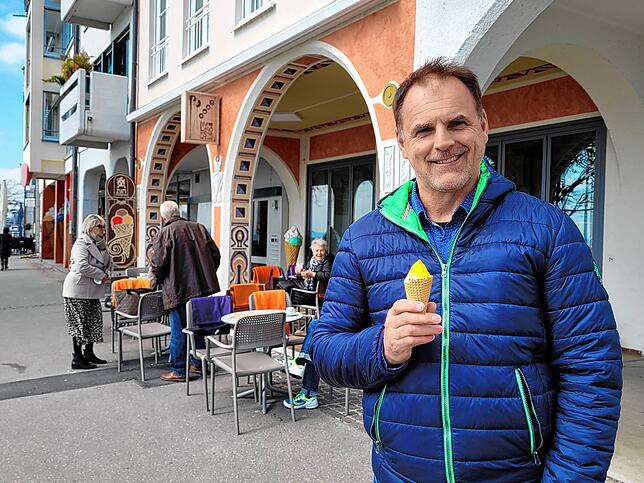 Tobias Remsch aus Bad Wurzach. Der 53-Jährige findet die Eispreise noch nicht zu hoch.