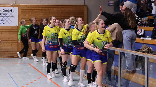 Die Spielerinnen des SV Allensbach bedanken sich bei den Fans. Am Samstag machen sie das in der Konstanzer Schänzlehalle.