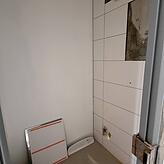 Blick in die Nasszelle eines Gefangenenraums.