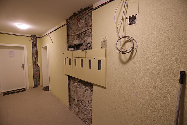 Die noch nicht verputzten Strangleitungen im Block Nummer 102.