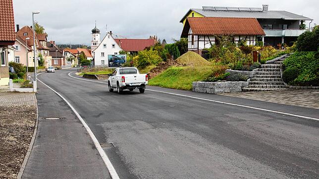 Noch fehlen die Markierungen auf der frisch sanierten Schnerkinger Straße. Die Stadt wünscht sich zusätzliche Markierungen für Radler.