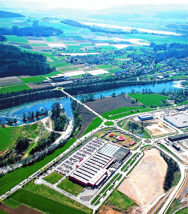 Als Standort für die neue Waldshuter Rheinbrücke ist, wie auf dieser Fotomontage dargestellt, der Bereich beim Kreisverkehr am ...
