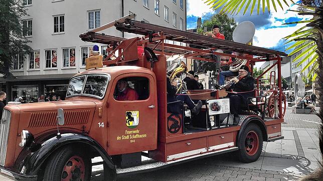 Ein alter Opel Blitz ist die Bühne der Feuerwehrkapelle Schluuchmusig aus Schaffhausen.