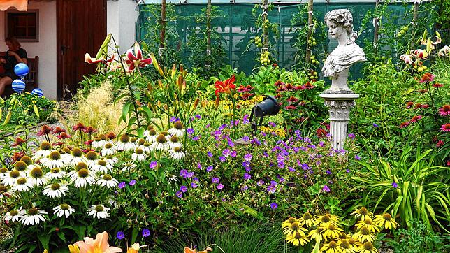 &bdquo;Grünes Wohnzimmer&ldquo; nenne Paul und Anna Maria Knisel ihren prachtvollen Garten. Er ist einer von 17, die am vergangenen ...