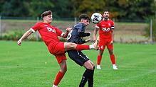 Niklas Schrawattke (links) und der SV Geisingen mussten eine 0:3-Heimniederlage gegen den FC Königsfeld hinnehmen.