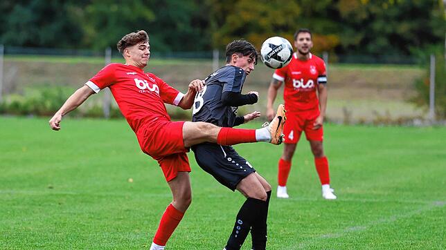 Niklas Schrawattke (links) und der SV Geisingen mussten eine 0:3-Heimniederlage gegen den FC Königsfeld hinnehmen.