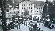 Im Jahr 1905 fuhren bereits die ersten Buslinien über den Latschari-Platz in St. Blasien. Repro: Thomas Mutter