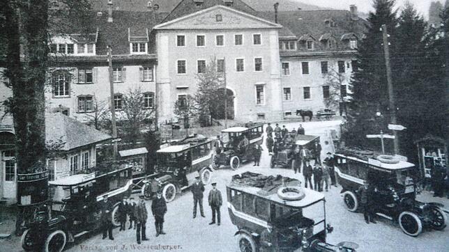 Im Jahr 1905 fuhren bereits die ersten Buslinien über den Latschari-Platz in St. Blasien. Repro: Thomas Mutter