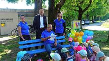 Gemeinsam mit Kindern des städtischen Kinderhauses Böhringen, die den Bücherkasten bemalten, weiht der Böhringer Verein BleiB seine ...