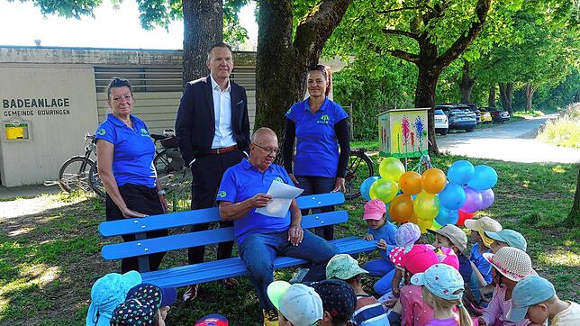 Gemeinsam mit Kindern des städtischen Kinderhauses Böhringen, die den Bücherkasten bemalten, weiht der Böhringer Verein BleiB seine ...