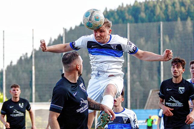 Bild 2: Der FV Tennenbronn gewinnt gegen den FC Öhningen-Gaienhofen. Wir haben die besten Bilder!