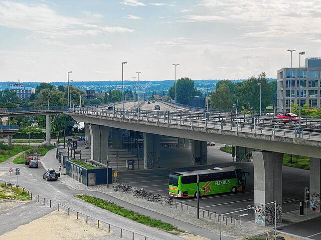 Schon auf halber Strecke nach oben sind Parkhaus-Nutzer auf Augenhöhe mit der Schänzlebrücke.