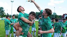Auf den Triumph: Die DJK Donaueschingen feiert den Meistertitel in der Landesliga.