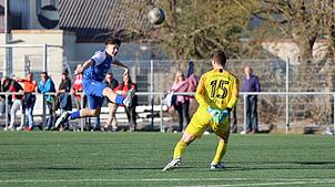 Luca Müller (links) vom FC Radolfzell hat mit diesem tollen Treffer den 4:1-Endstand gegen den SC Gottmadingen-Bietingen besorgt.