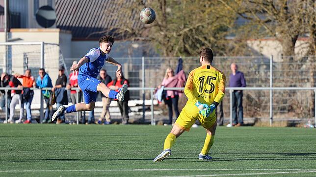 Luca Müller (links) vom FC Radolfzell hat mit diesem tollen Treffer den 4:1-Endstand gegen den SC Gottmadingen-Bietingen besorgt.