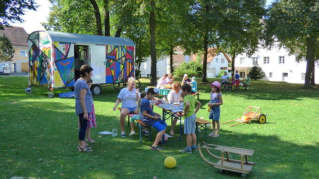 Das Spielmobil ist bisher mit drei Bauwagen während der Sommerferien an wöchentlich wechselnden Standorten im Einsatz (Südstadt und ...