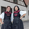 Marion Maier und Margret Teufel präsentieren die Tracht der Vereinigung Alt-Waldshut vor ihrem üblichen Wirkungsort, der Waldshuter ...