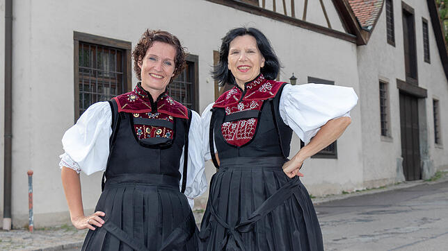 Marion Maier und Margret Teufel präsentieren die Tracht der Vereinigung Alt-Waldshut vor ihrem üblichen Wirkungsort, der Waldshuter ...