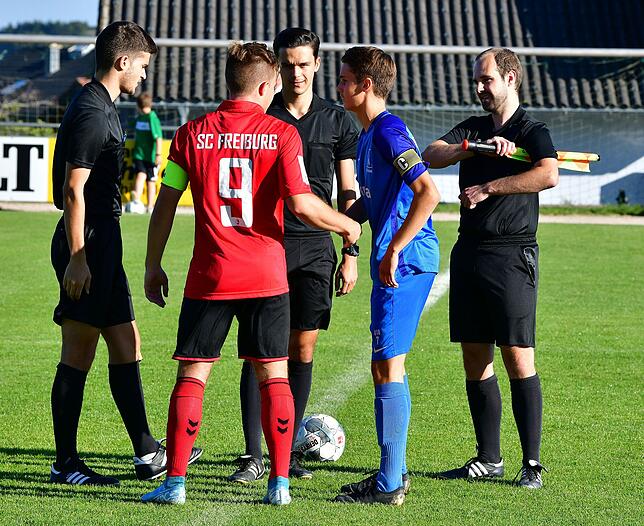 Bild 3: U19 des SC Freiburg besiegt die U18 des Team Aargau beim SV Waldhaus mit 6:0 &ndash; wir haben die Bilder!