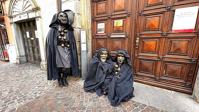 Vor der Tür des Rathauses wird Oberbürgermeister Uli Burchardt schon erwartet.