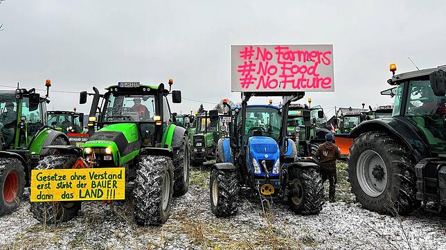 Mit rund 70 Traktoren protestieren Landwirte auf dem Hof von Klaus Epting in Erdmannsweiler.