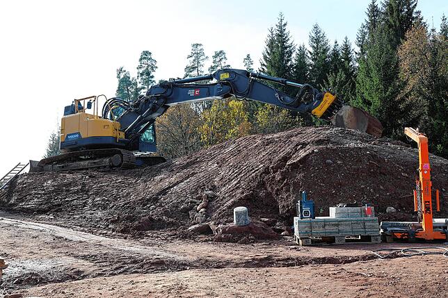 Dieser Bagger steht schon bereit, wenn mit der Verfüllung der neuen Kuhmoosbachbrücke begonnen werden soll.