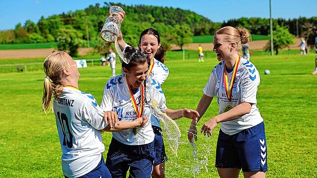 Großer Jubel bei den Frauen des SC Konstanz-Wollmatingen nach dem Sieg im Finale des SBFV-Pokals. Foto: Frederick Woehl