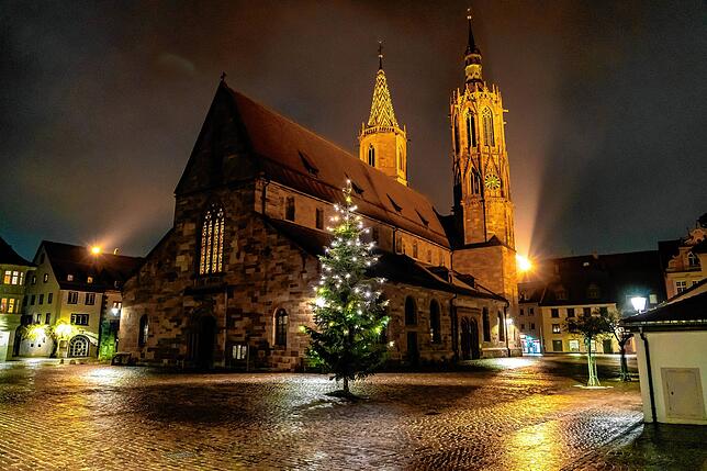 Hell beleuchtet ist das Münster, doch für wen?