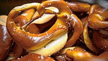 Brezeln liegen in der Auslage einer Bäckerei. In Meersburg ist der Streit einer Kundin und einer Verkäuferin um eine mit Butter ...