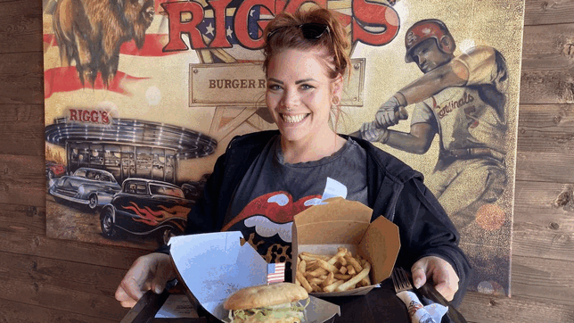 Seit 8. März gibt es Riggs Burger in Friedrichshafen: Entweder isst man vor Ort oder bestellt sich Burger, Pommes und Co. bequem per ...