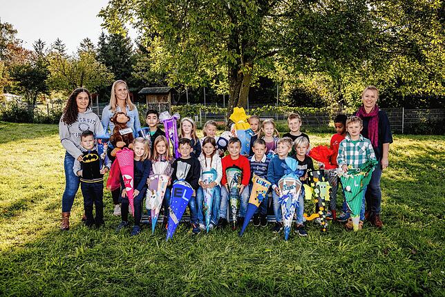 Die Klasse 1b der Grundschule Allensbach mit Klassenlehrerin Petra Lauterbach (2. v. links), sowie Sandra Geschke (3. v. links) und ...