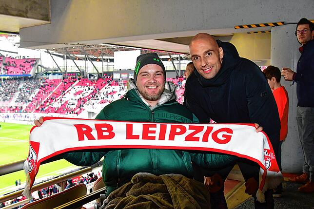 Bild 14: RB Leipzig bereitet Kevin Simanowski einen herzlichen Empfang &ndash; und wir haben Bilder!