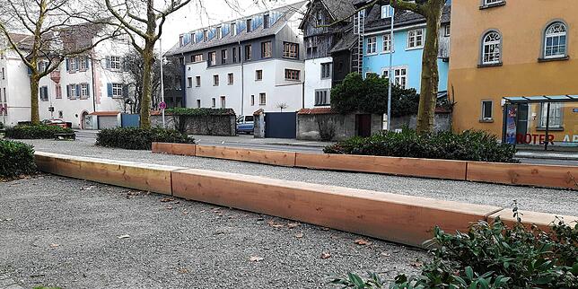 (Archivbild) Diese langen Holzbalken liegen auf dem Mittelstreifen in der Unteren Laube.