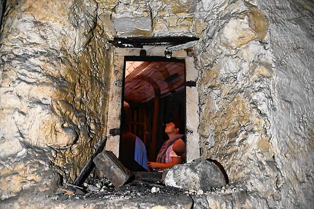 Ein Innen-Kellerfenster. Oder eine Durchreiche?