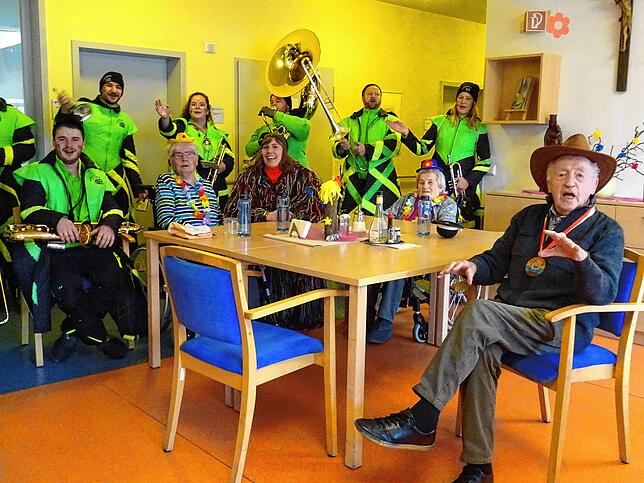 Zum Abschluss besucht die Narrenschar die Bewohner im Seniorenheim St. Bernhard, das für die fünfte Jahreszeit zur Villa Flower-Power wird.