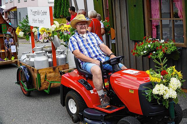 Bild 8: Ausgelassene Stimmung bei dem Dorffest in Tengen-Watterdingen