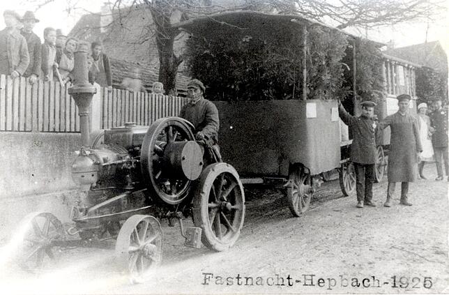 Die Hepbacher Wagenfasnet mit Umzug in Oberteuringen im Jahr 1925 mit dem Motto "Teuringer Talbahn". Die Zugmaschine wurde vom einstigen ...