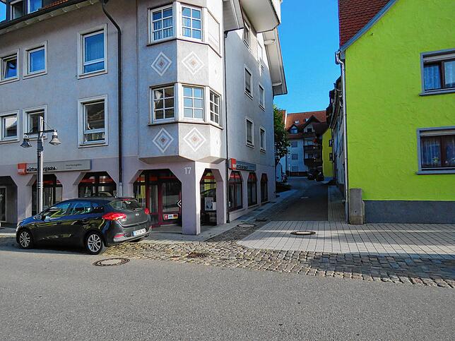 Zwar noch eng im Einmündungsbereich zur Hauptstrasse, aber ein völlig anderes Bild zeigt die ehemalige Kastengasse heute.